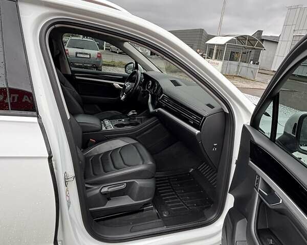 Белый Фольксваген Туарег, объемом двигателя 2.97 л и пробегом 210 тыс. км за 42000 $, фото 19 на Automoto.ua