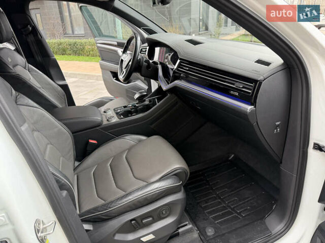 Білий Фольксваген Туарег, об'ємом двигуна 3 л та пробігом 151 тис. км за 45700 $, фото 29 на Automoto.ua