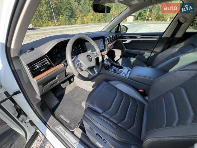 Белый Фольксваген Туарег, объемом двигателя 2.97 л и пробегом 252 тыс. км за 47000 $, фото 17 на Automoto.ua
