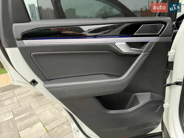 Білий Фольксваген Туарег, об'ємом двигуна 3 л та пробігом 151 тис. км за 45700 $, фото 22 на Automoto.ua