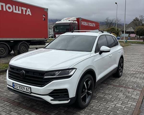 Белый Фольксваген Туарег, объемом двигателя 2.97 л и пробегом 210 тыс. км за 42000 $, фото 1 на Automoto.ua