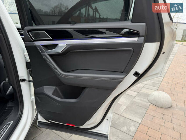 Білий Фольксваген Туарег, об'ємом двигуна 3 л та пробігом 151 тис. км за 45700 $, фото 24 на Automoto.ua