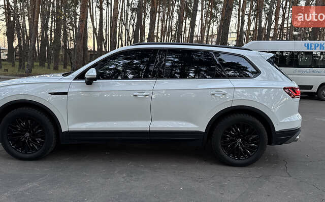 Белый Фольксваген Туарег, объемом двигателя 2.99 л и пробегом 115 тыс. км за 37500 $, фото 7 на Automoto.ua