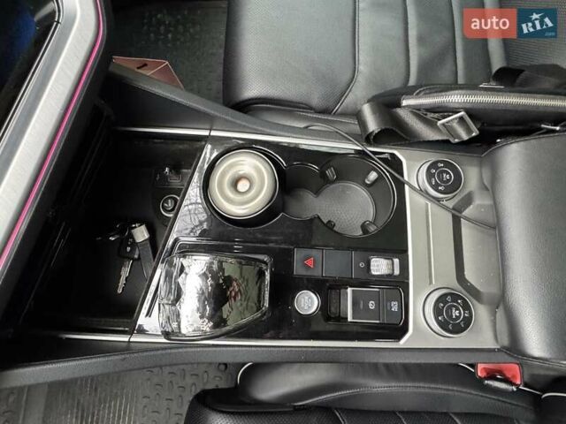 Білий Фольксваген Туарег, об'ємом двигуна 2.97 л та пробігом 240 тис. км за 42500 $, фото 9 на Automoto.ua