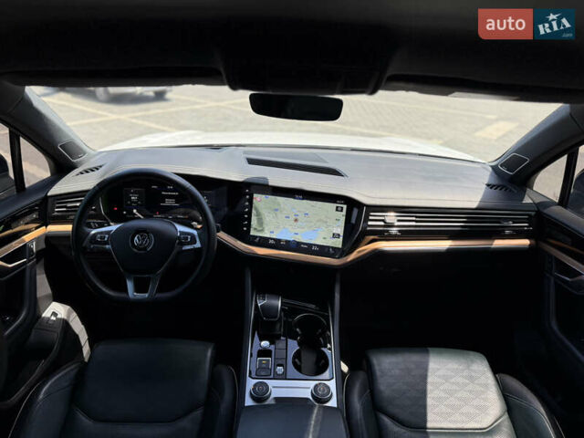 Белый Фольксваген Туарег, объемом двигателя 2.97 л и пробегом 199 тыс. км за 46200 $, фото 25 на Automoto.ua