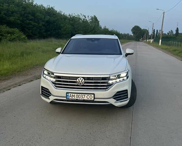 Белый Фольксваген Туарег, объемом двигателя 2.97 л и пробегом 250 тыс. км за 39800 $, фото 2 на Automoto.ua