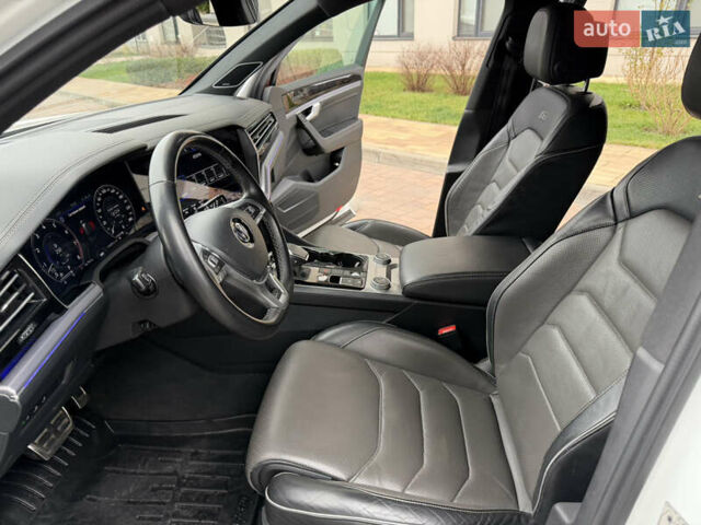 Білий Фольксваген Туарег, об'ємом двигуна 3 л та пробігом 151 тис. км за 45700 $, фото 18 на Automoto.ua