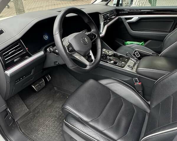 Білий Фольксваген Туарег, об'ємом двигуна 2.97 л та пробігом 240 тис. км за 42500 $, фото 7 на Automoto.ua