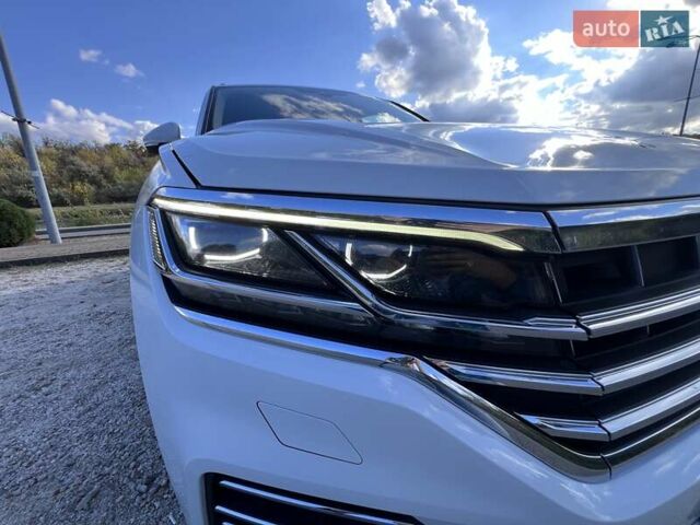 Белый Фольксваген Туарег, объемом двигателя 2.97 л и пробегом 252 тыс. км за 47000 $, фото 43 на Automoto.ua