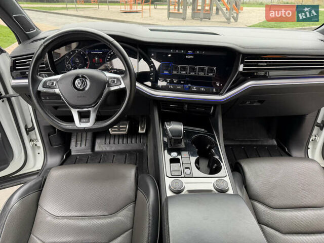 Білий Фольксваген Туарег, об'ємом двигуна 3 л та пробігом 151 тис. км за 45700 $, фото 35 на Automoto.ua