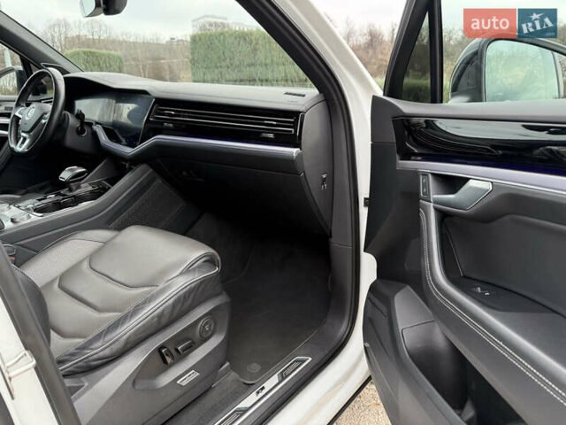 Белый Фольксваген Туарег, объемом двигателя 2.97 л и пробегом 166 тыс. км за 47999 $, фото 36 на Automoto.ua