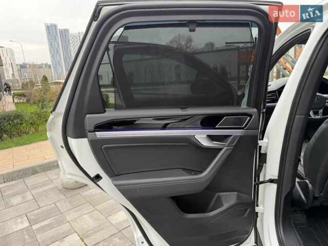 Білий Фольксваген Туарег, об'ємом двигуна 3 л та пробігом 151 тис. км за 45700 $, фото 21 на Automoto.ua