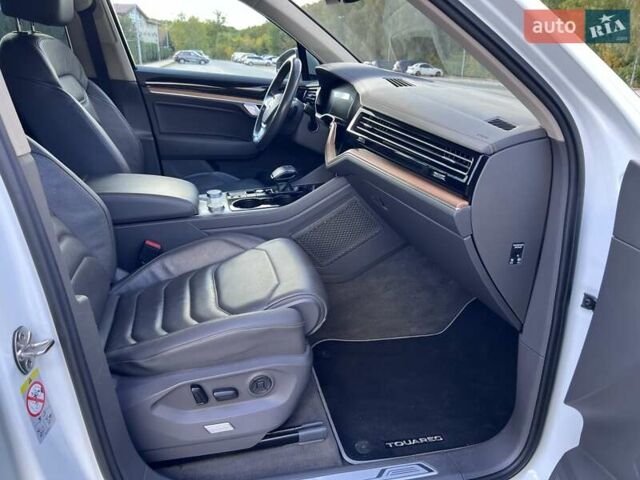 Белый Фольксваген Туарег, объемом двигателя 2.97 л и пробегом 252 тыс. км за 47000 $, фото 28 на Automoto.ua