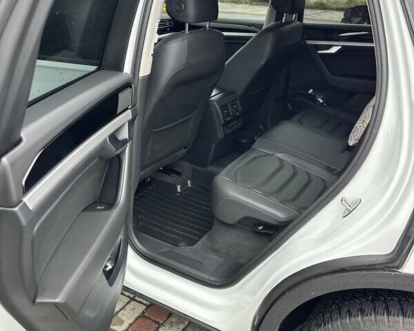 Белый Фольксваген Туарег, объемом двигателя 2.97 л и пробегом 210 тыс. км за 42000 $, фото 12 на Automoto.ua