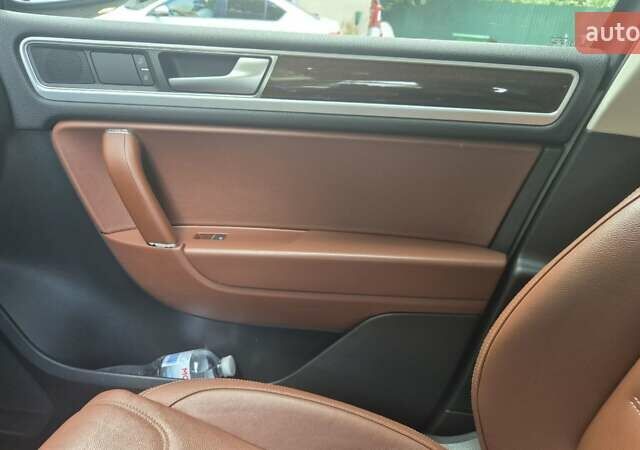 Білий Фольксваген Туарег, об'ємом двигуна 2.97 л та пробігом 246 тис. км за 25600 $, фото 6 на Automoto.ua