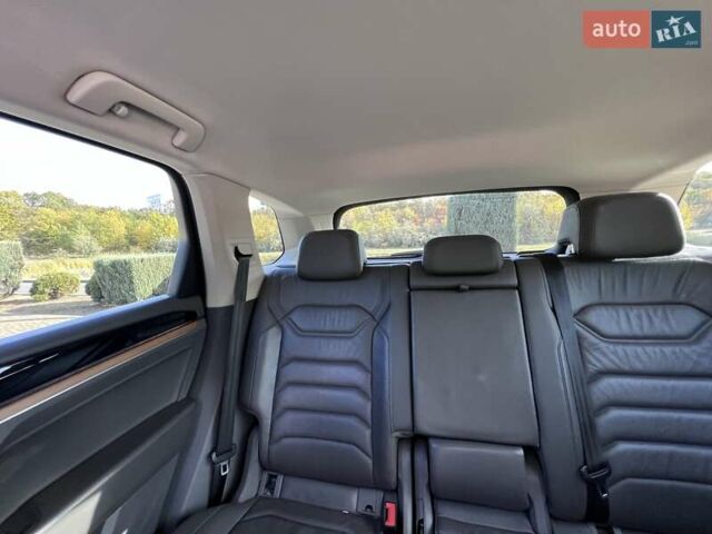 Белый Фольксваген Туарег, объемом двигателя 2.97 л и пробегом 252 тыс. км за 47000 $, фото 47 на Automoto.ua