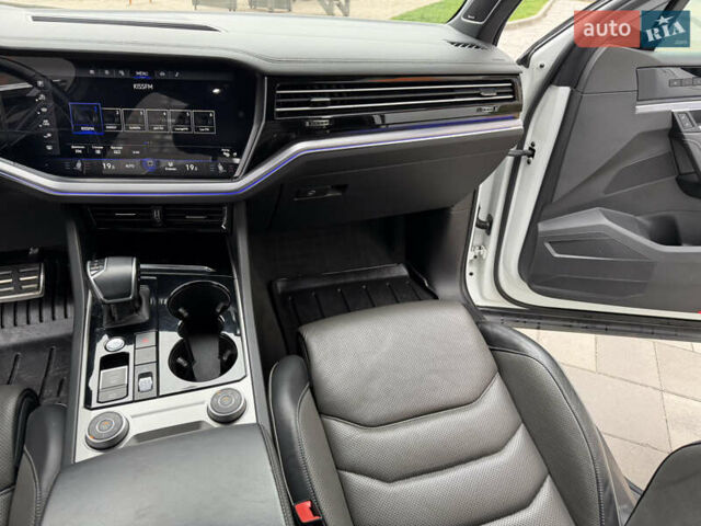 Білий Фольксваген Туарег, об'ємом двигуна 3 л та пробігом 151 тис. км за 45700 $, фото 33 на Automoto.ua