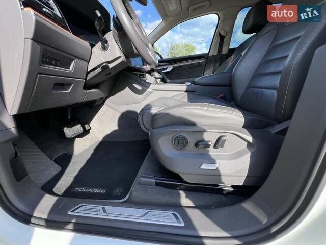 Белый Фольксваген Туарег, объемом двигателя 2.97 л и пробегом 252 тыс. км за 47000 $, фото 18 на Automoto.ua