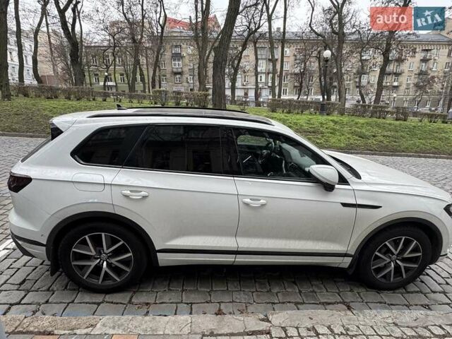 Білий Фольксваген Туарег, об'ємом двигуна 2.97 л та пробігом 240 тис. км за 42500 $, фото 1 на Automoto.ua