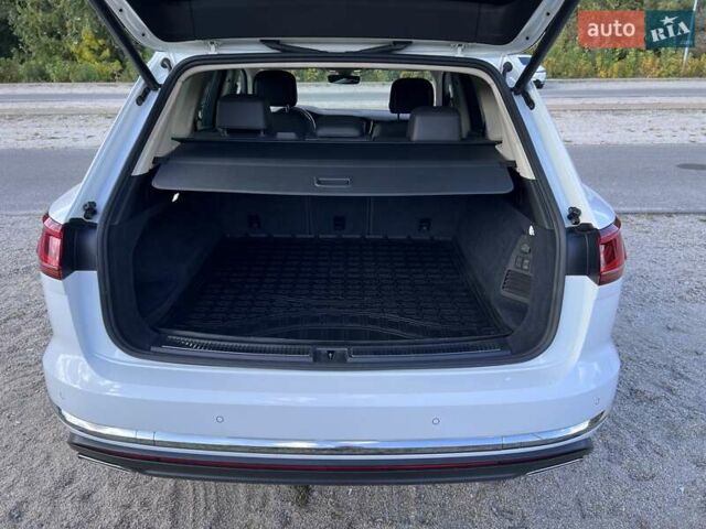 Белый Фольксваген Туарег, объемом двигателя 2.97 л и пробегом 252 тыс. км за 47000 $, фото 35 на Automoto.ua