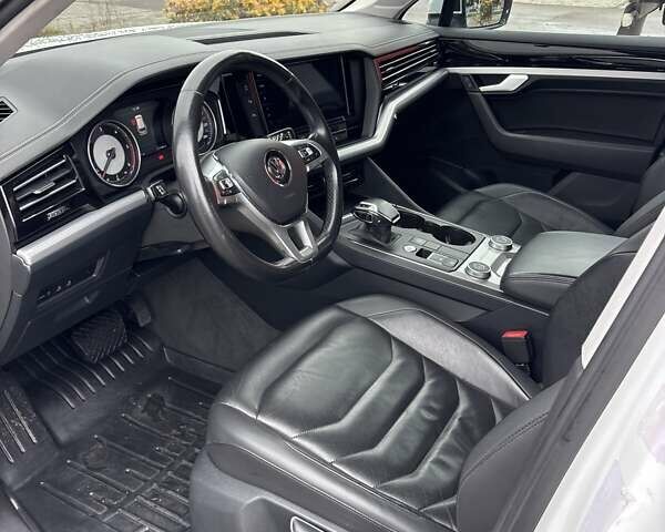 Белый Фольксваген Туарег, объемом двигателя 2.97 л и пробегом 210 тыс. км за 42000 $, фото 13 на Automoto.ua