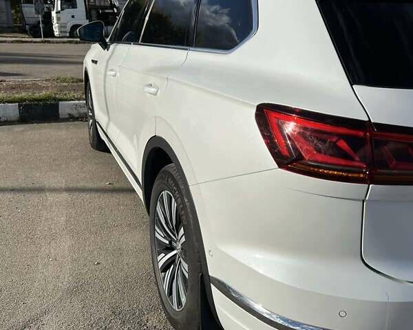 Белый Фольксваген Туарег, объемом двигателя 2.97 л и пробегом 250 тыс. км за 39800 $, фото 24 на Automoto.ua