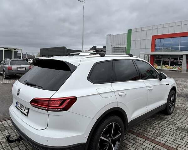 Белый Фольксваген Туарег, объемом двигателя 2.97 л и пробегом 210 тыс. км за 42000 $, фото 6 на Automoto.ua