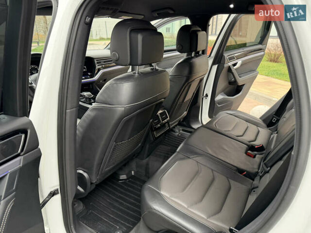 Білий Фольксваген Туарег, об'ємом двигуна 3 л та пробігом 151 тис. км за 45700 $, фото 23 на Automoto.ua