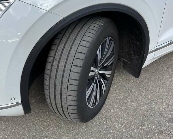 Белый Фольксваген Туарег, объемом двигателя 2.97 л и пробегом 250 тыс. км за 39800 $, фото 20 на Automoto.ua