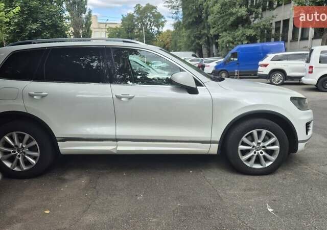 Білий Фольксваген Туарег, об'ємом двигуна 2.97 л та пробігом 246 тис. км за 25600 $, фото 8 на Automoto.ua