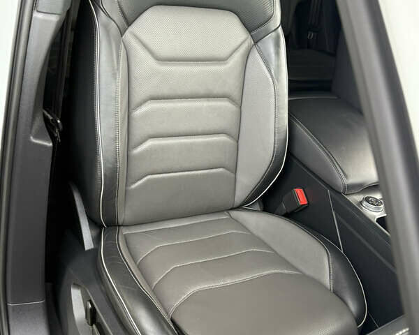 Белый Фольксваген Туарег, объемом двигателя 3 л и пробегом 156 тыс. км за 45999 $, фото 93 на Automoto.ua