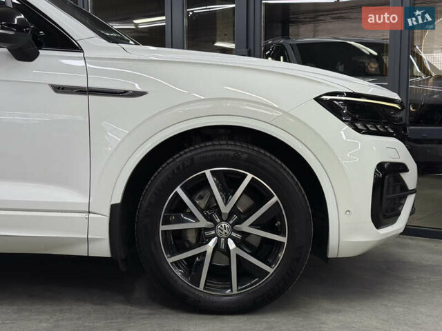 Білий Фольксваген Туарег, об'ємом двигуна 2.97 л та пробігом 146 тис. км за 51900 $, фото 4 на Automoto.ua