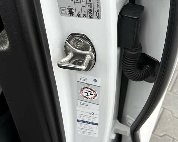 Белый Фольксваген Туарег, объемом двигателя 3 л и пробегом 156 тыс. км за 45999 $, фото 117 на Automoto.ua