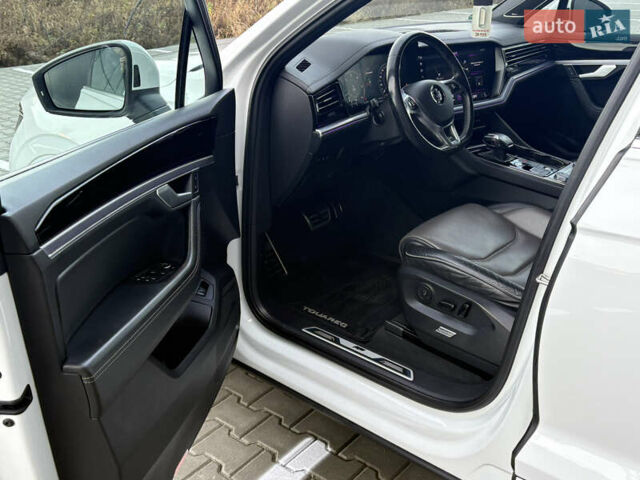 Белый Фольксваген Туарег, объемом двигателя 3 л и пробегом 156 тыс. км за 45999 $, фото 48 на Automoto.ua