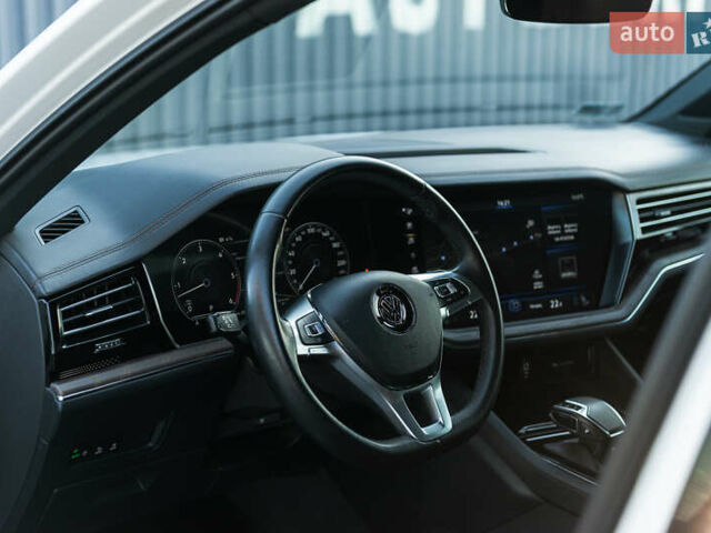 Белый Фольксваген Туарег, объемом двигателя 2.97 л и пробегом 263 тыс. км за 45500 $, фото 20 на Automoto.ua