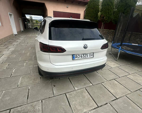 Білий Фольксваген Туарег, об'ємом двигуна 2.97 л та пробігом 165 тис. км за 43500 $, фото 1 на Automoto.ua