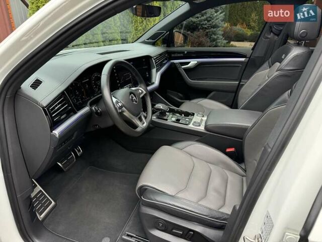 Білий Фольксваген Туарег, об'ємом двигуна 2.97 л та пробігом 141 тис. км за 51999 $, фото 18 на Automoto.ua