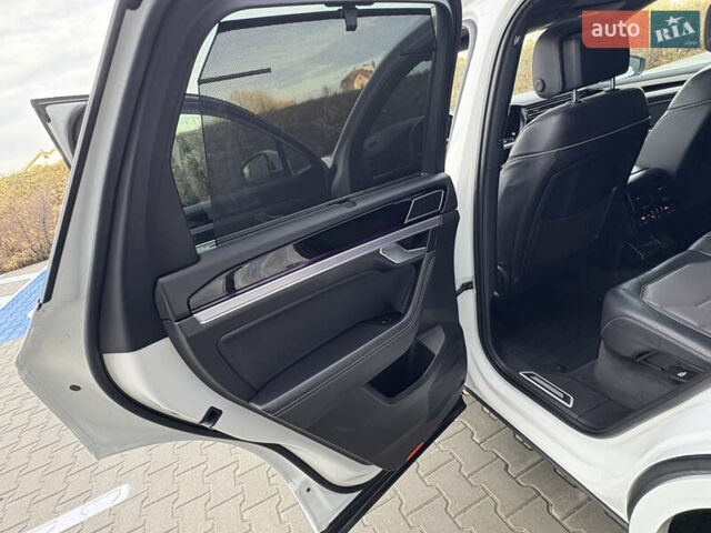 Белый Фольксваген Туарег, объемом двигателя 3 л и пробегом 156 тыс. км за 45999 $, фото 79 на Automoto.ua