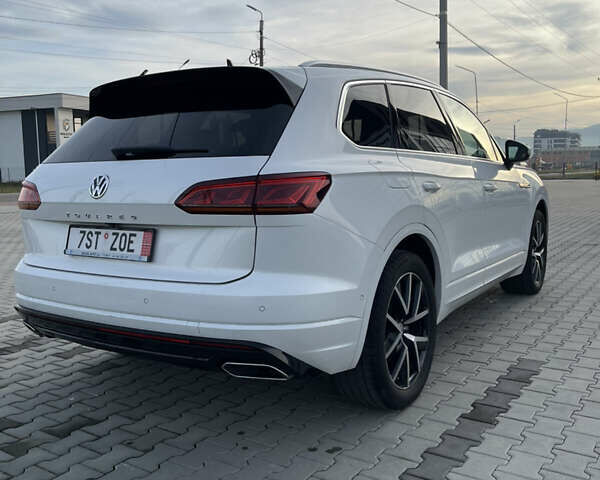 Белый Фольксваген Туарег, объемом двигателя 2.97 л и пробегом 242 тыс. км за 42990 $, фото 5 на Automoto.ua