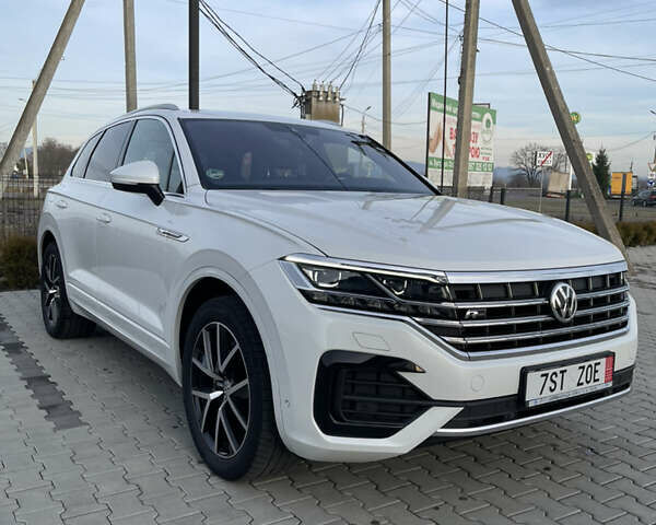 Белый Фольксваген Туарег, объемом двигателя 2.97 л и пробегом 242 тыс. км за 42990 $, фото 3 на Automoto.ua