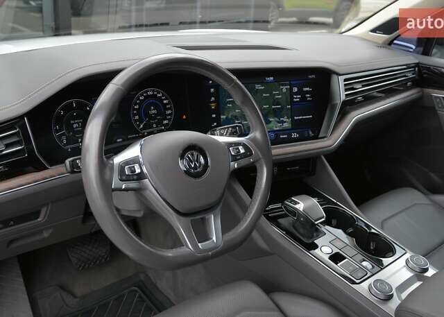 Білий Фольксваген Туарег, об'ємом двигуна 2.97 л та пробігом 268 тис. км за 38000 $, фото 15 на Automoto.ua