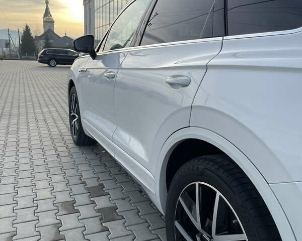 Белый Фольксваген Туарег, объемом двигателя 2.97 л и пробегом 242 тыс. км за 42990 $, фото 8 на Automoto.ua