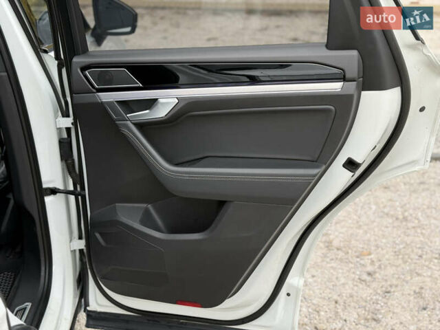 Білий Фольксваген Туарег, об'ємом двигуна 2.97 л та пробігом 91 тис. км за 56999 $, фото 29 на Automoto.ua