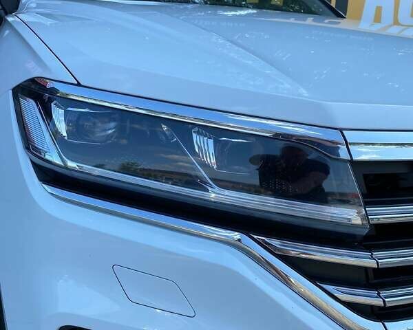 Белый Фольксваген Туарег, объемом двигателя 2.99 л и пробегом 60 тыс. км за 43500 $, фото 3 на Automoto.ua