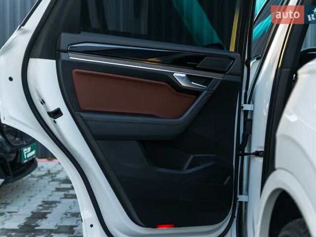 Белый Фольксваген Туарег, объемом двигателя 2.97 л и пробегом 263 тыс. км за 45500 $, фото 30 на Automoto.ua