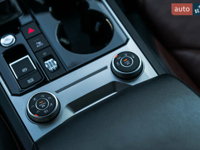 Белый Фольксваген Туарег, объемом двигателя 2.97 л и пробегом 263 тыс. км за 45500 $, фото 24 на Automoto.ua