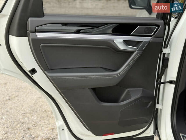 Білий Фольксваген Туарег, об'ємом двигуна 2.97 л та пробігом 91 тис. км за 56999 $, фото 24 на Automoto.ua