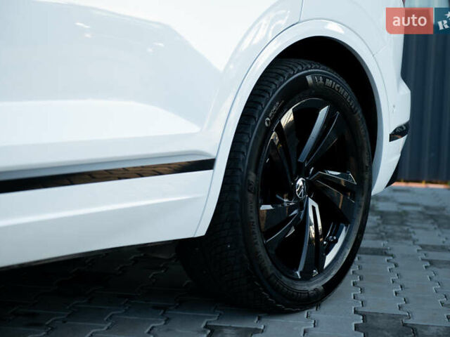 Белый Фольксваген Туарег, объемом двигателя 2.97 л и пробегом 263 тыс. км за 45500 $, фото 2 на Automoto.ua