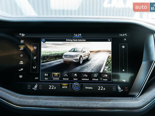 Белый Фольксваген Туарег, объемом двигателя 2.97 л и пробегом 263 тыс. км за 45500 $, фото 45 на Automoto.ua