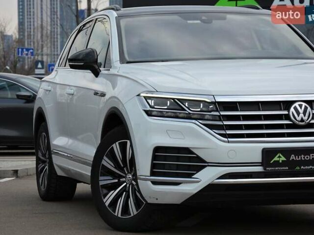 Білий Фольксваген Туарег, об'ємом двигуна 2.97 л та пробігом 268 тис. км за 38000 $, фото 1 на Automoto.ua